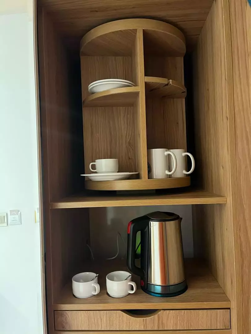 قفسه چوبی فنجان و کتری برقی در ماه گیسو