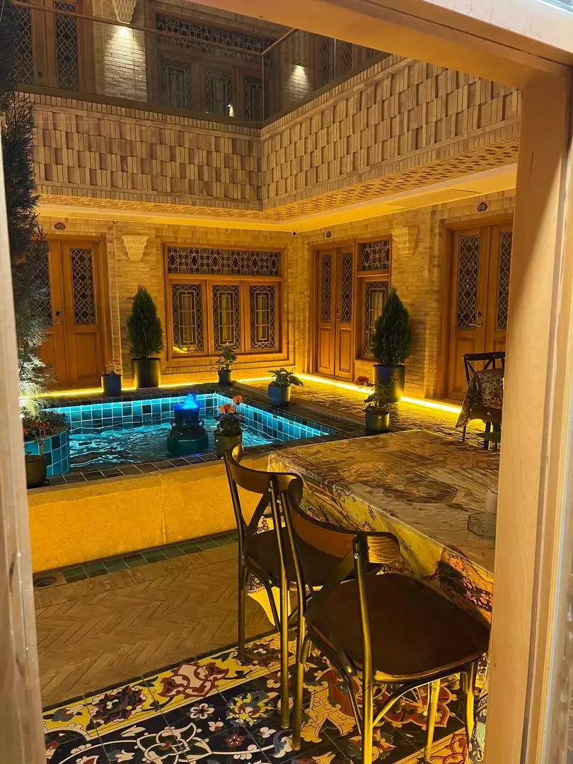 حوض مرکزی هتل ماه گیسو کنار میز و صندلی