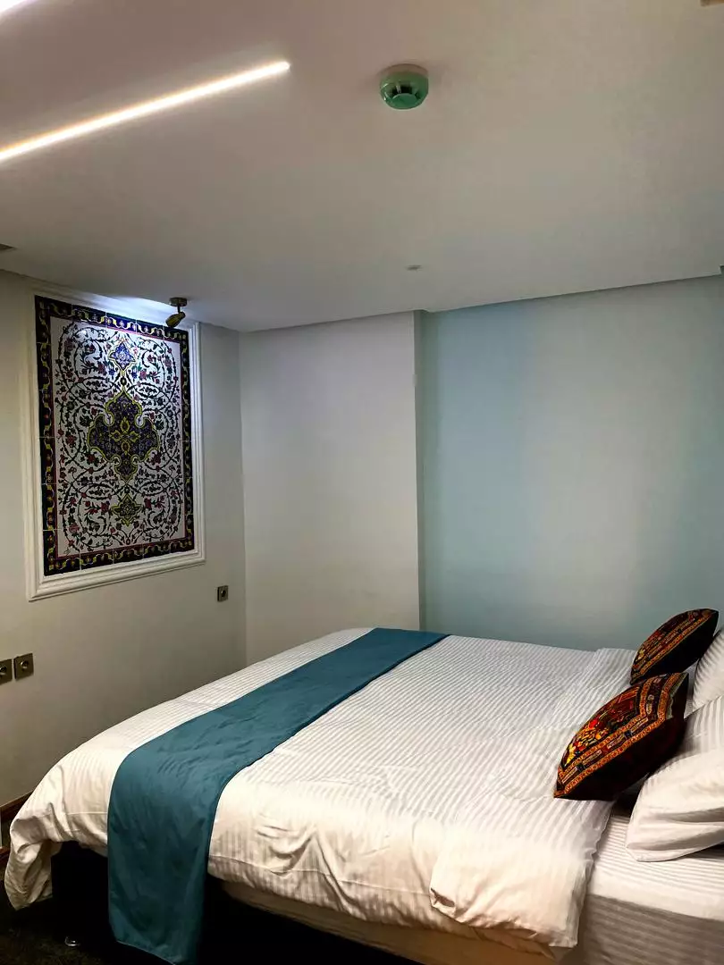 تخت دونفره با روتختی آبی در ماه گیسو
