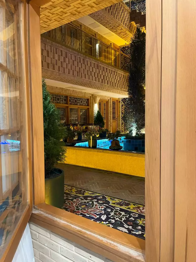 نمای حیاط و حوض از پنجره چوبی ماه گیسو