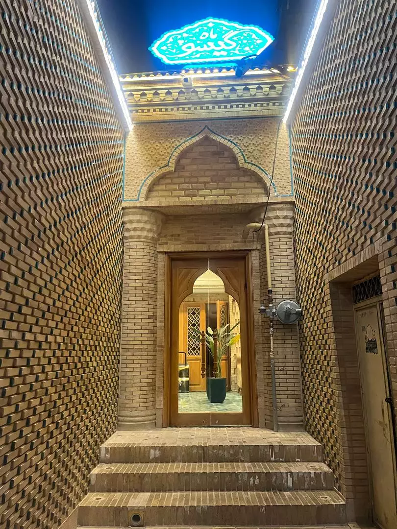 ورودی آجری کاشی‌کاری‌شده ماه گیسو