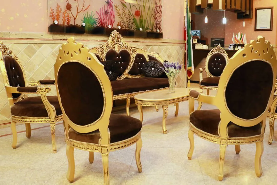 مبلمان پذیرایی طلایی و قهوه‌ای هتل محراب