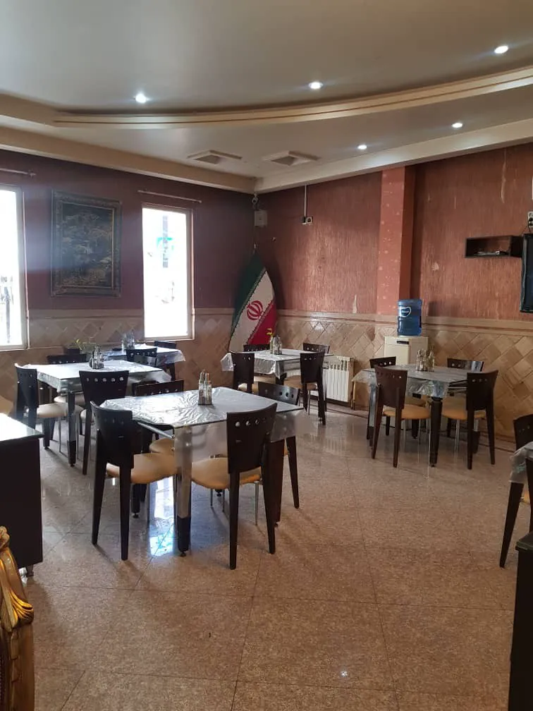سالن غذاخوری هتل محراب با میز و صندلی