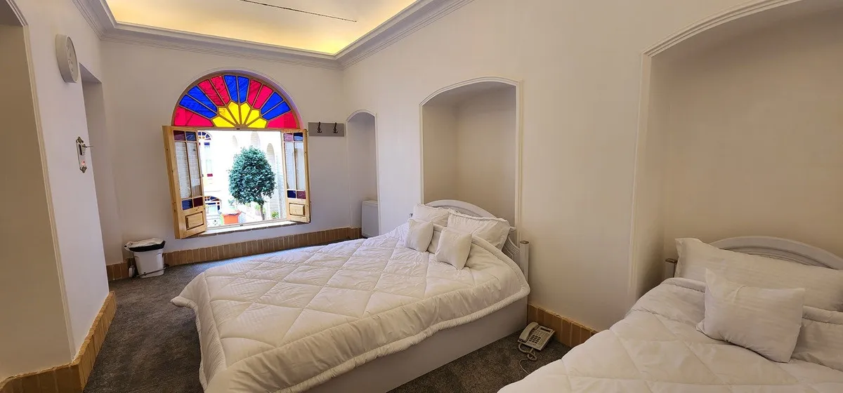 اتاق فرهنگ با دو تخت و پنجره رنگی