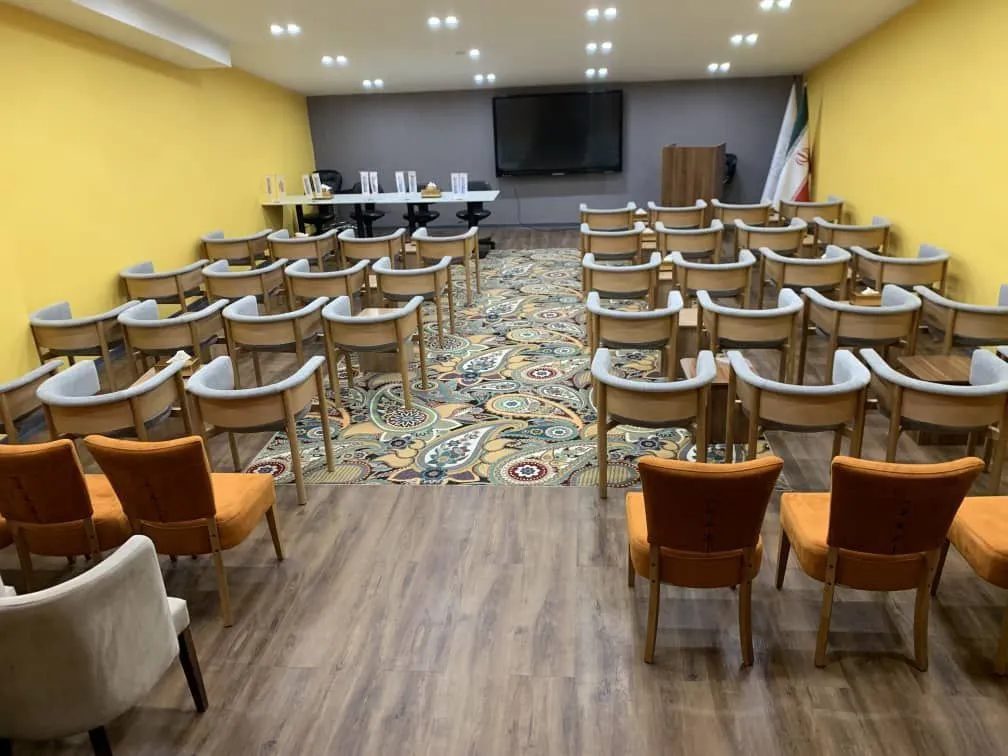 چیدمان صندلیها در سالن جلسه هتل پرستیژ