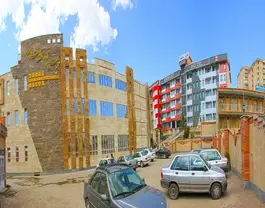 نمای بیرونی هتل ارشاد و خودروهای پارک‌شده