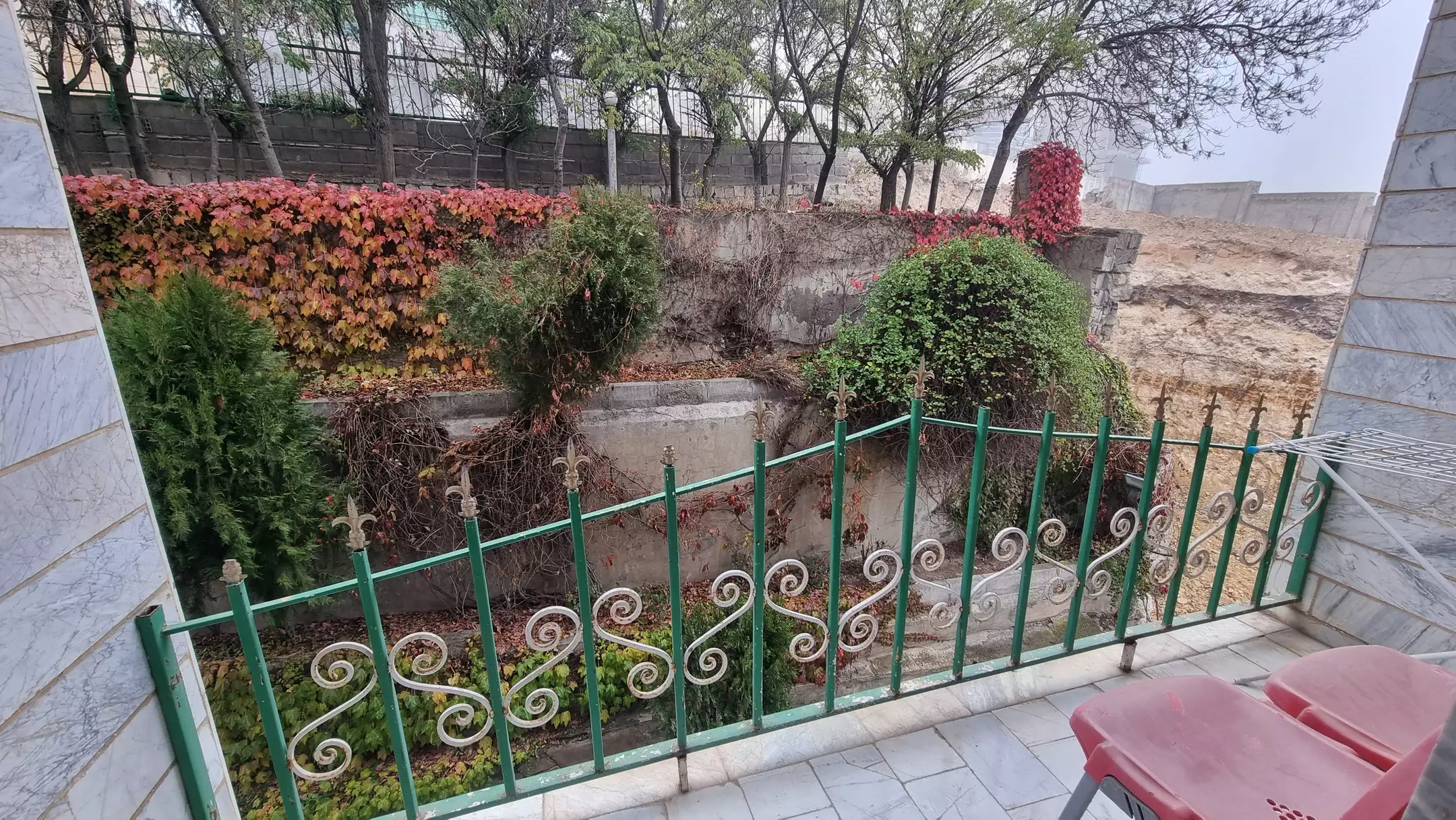 باغچه محوطه هتل ارشاد پشت نرده فلزی