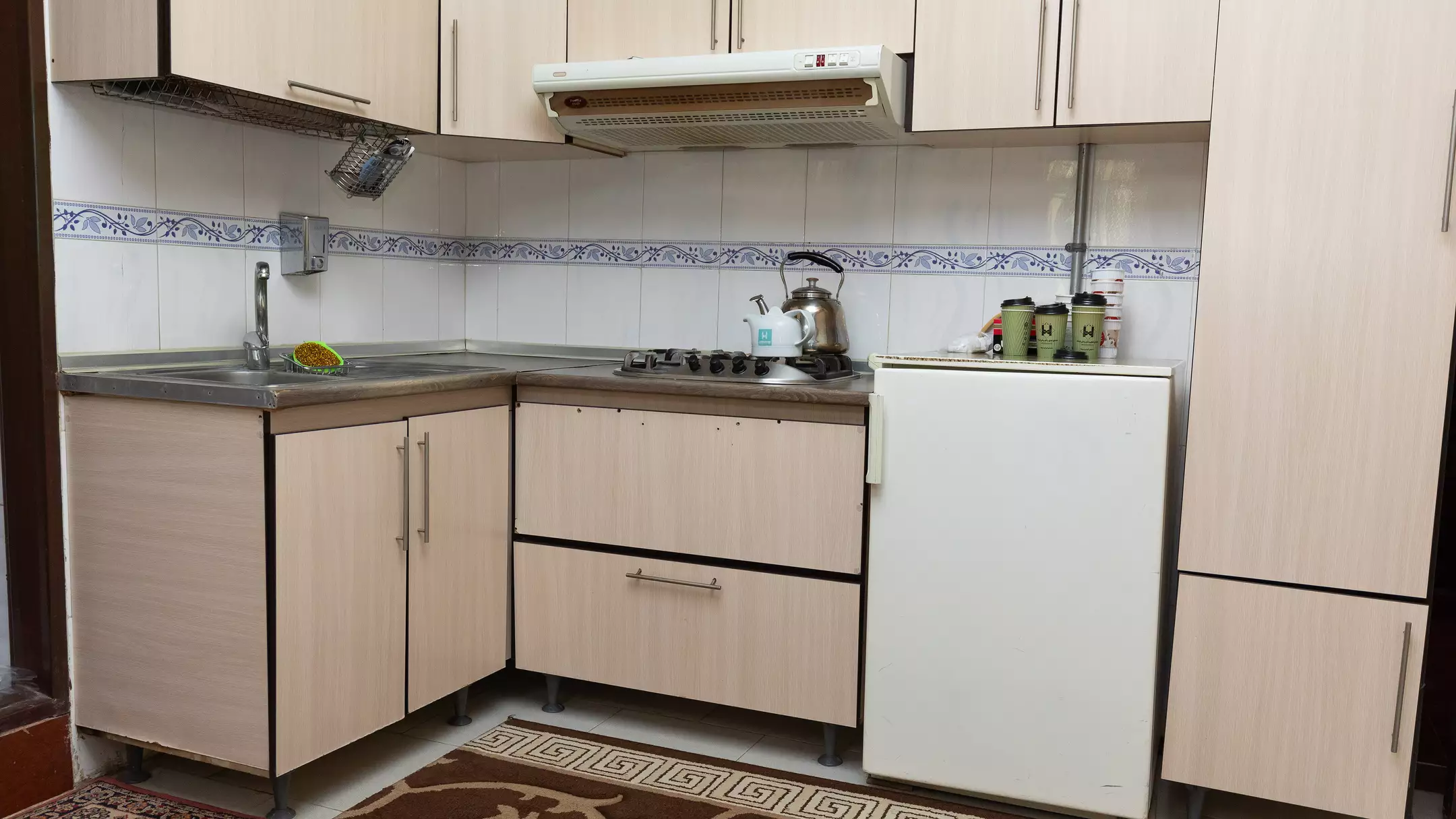 آشپزخانه اقامتگاه ارشاد با کابینت و یخچال