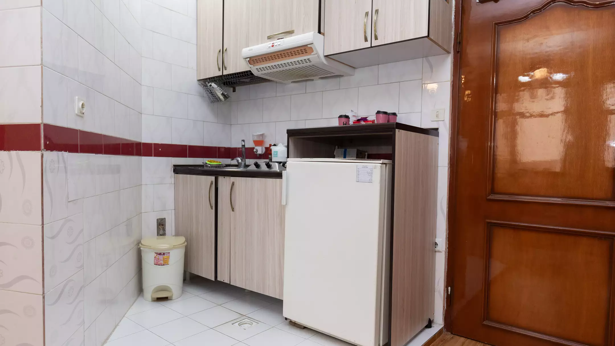 آشپزخانه ارشاد با یخچال و کابینت
