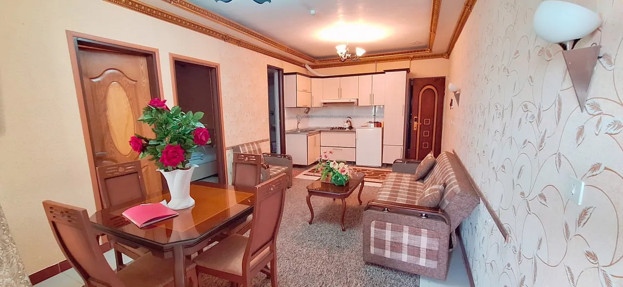 نشیمن ارشاد با مبل چهارخانه و میز غذاخوری