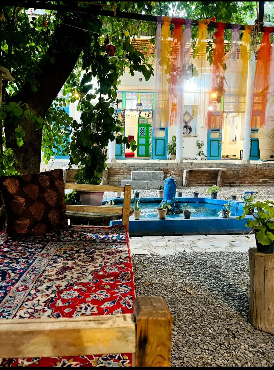 حیاط سرای کربلایی فریدون با حوض و درختان