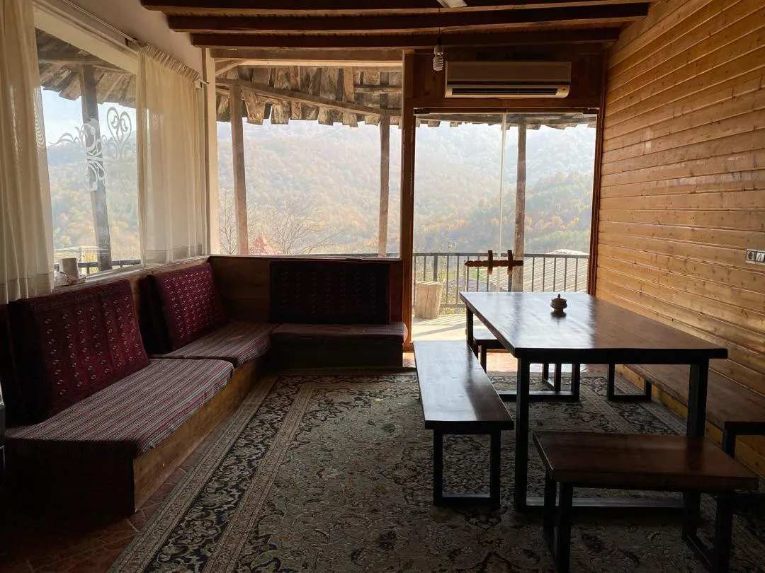 نشیمن چوبی هتل ایران منش با نمای کوهستان