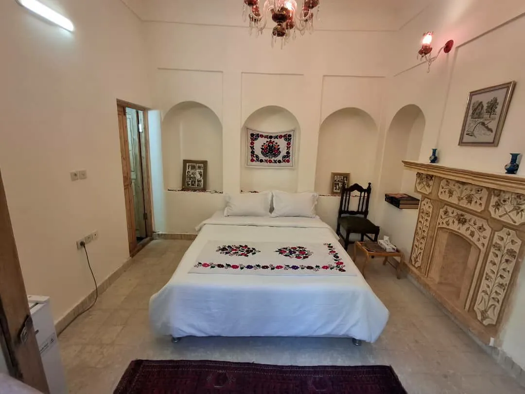 تخت دونفره گلدوزی‌شده در اتاق هتل حجه فروش