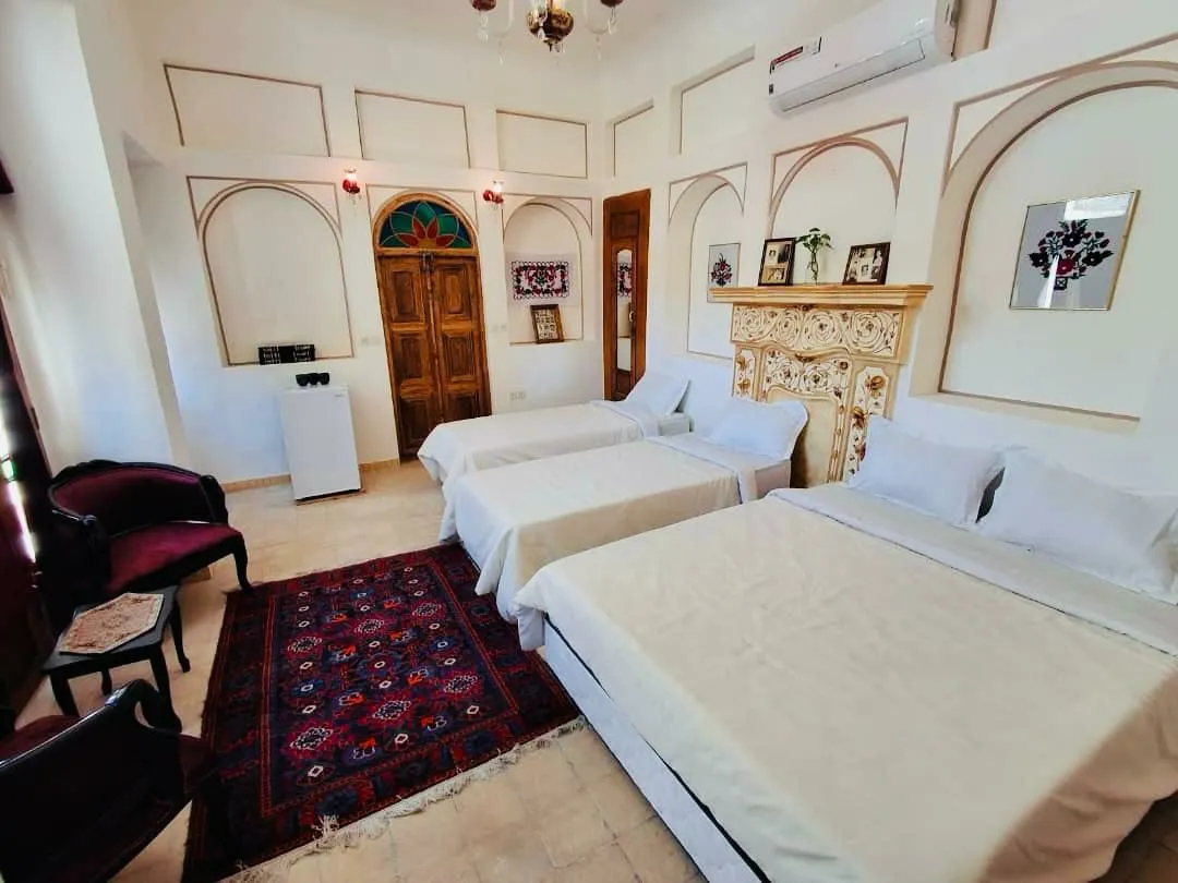 سه تخت در اتاق سنتی هتل حجه فروش