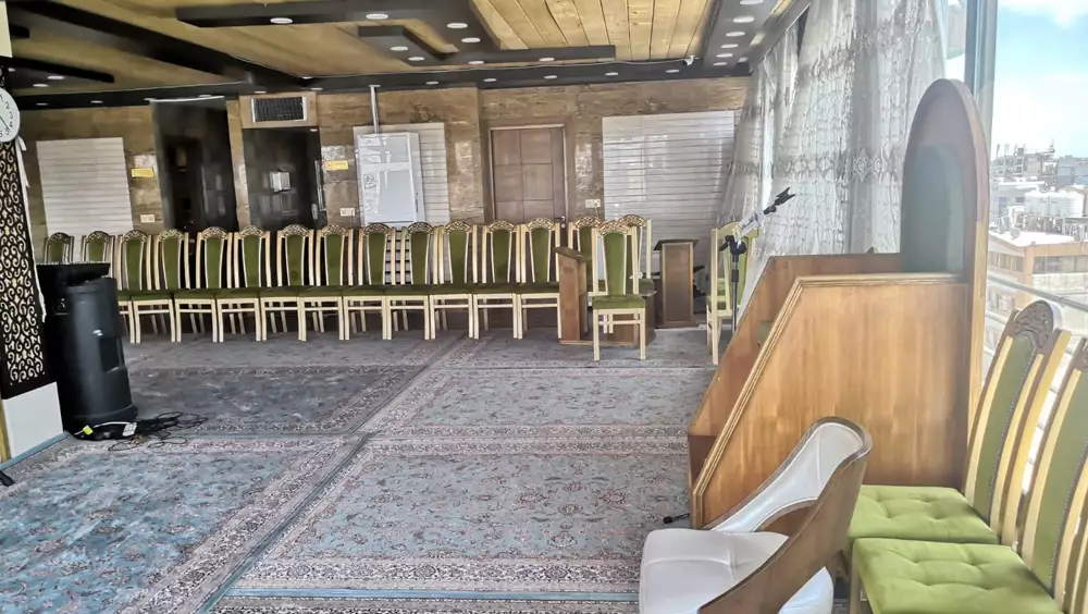 سالن نماز هتل نعیم الوارث با ردیف صندلی