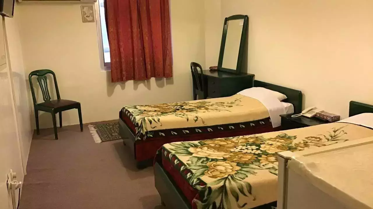 اتاق دو تخته با روتختی گلدار هتل سبز