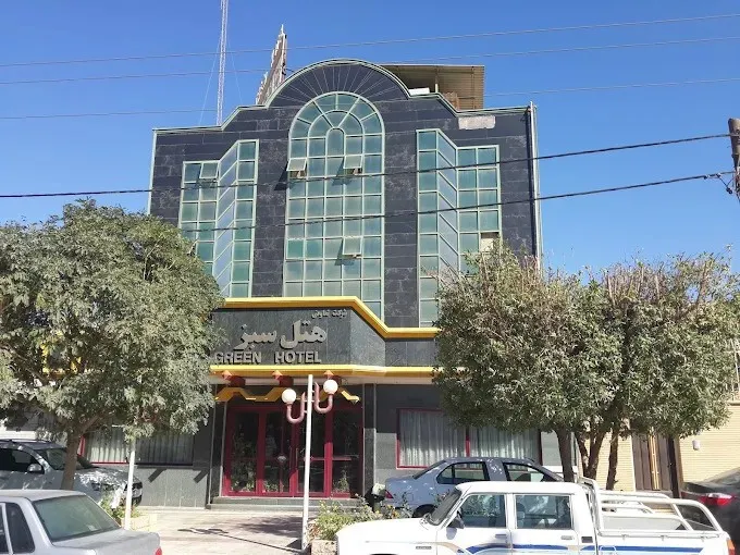 نمای بیرونی هتل سبز با پنجرههای قوسی