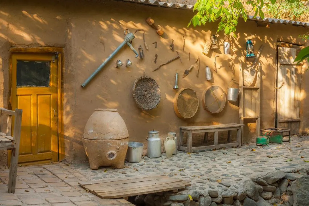 دیوار کاهگلی چشمه سبز با ابزار و ظروف سنتی