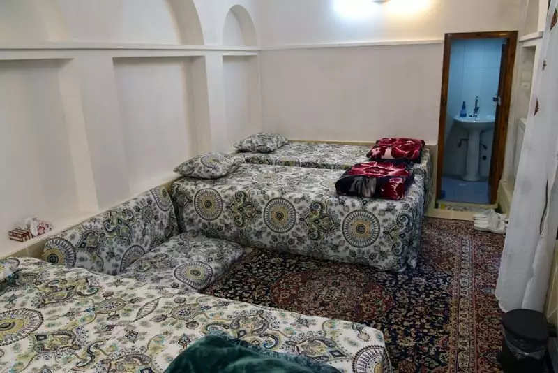 اتاق سرای سایه با تخت‌های سنتی و فرش ایرانی