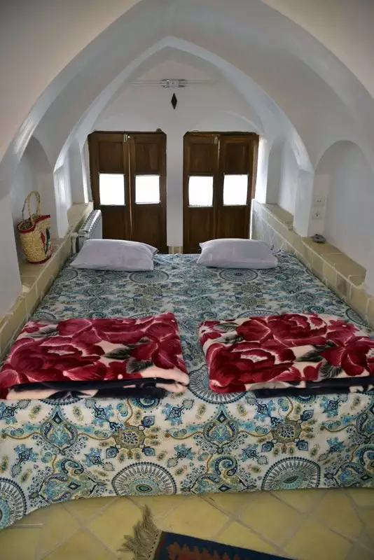 تخت دونفره سرای سایه زیر طاق گنبدی