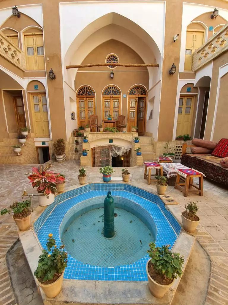حوض آبی در حیاط سرای سایه
