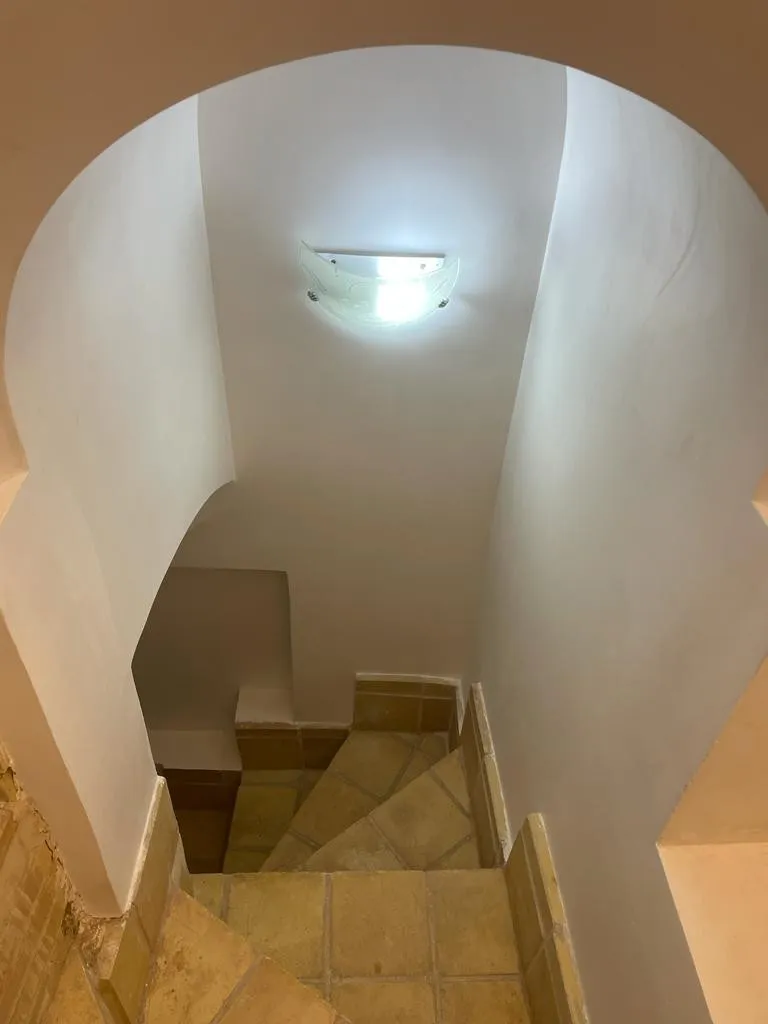 پلکان سنگی سرای سایه زیر سقف قوسی