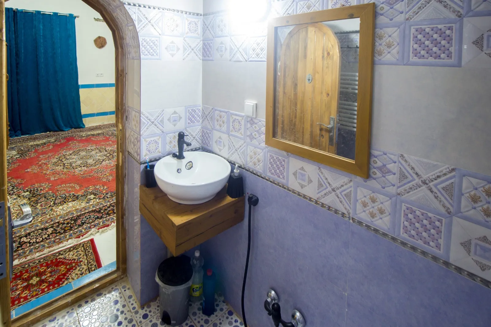 روشویی کاسه‌ای در سرویس بهداشتی سرای امیر بیک