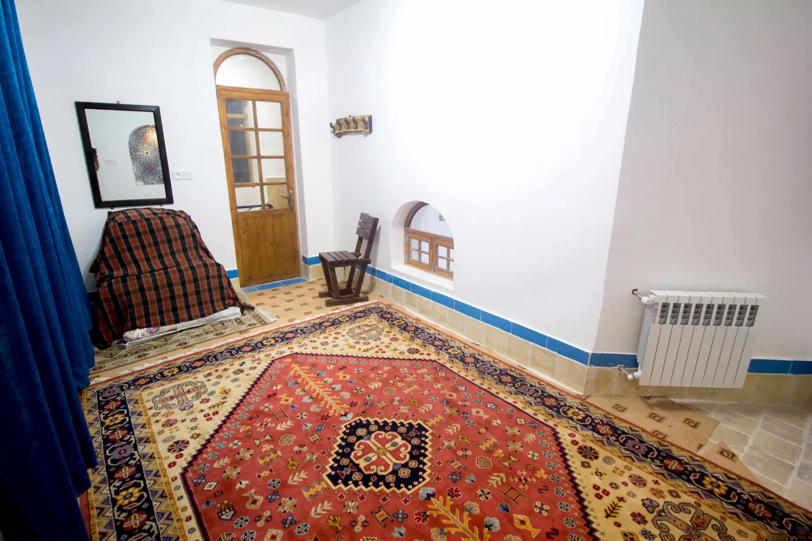 اتاق سرای امیر بیک با فرش قرمز و صندلی