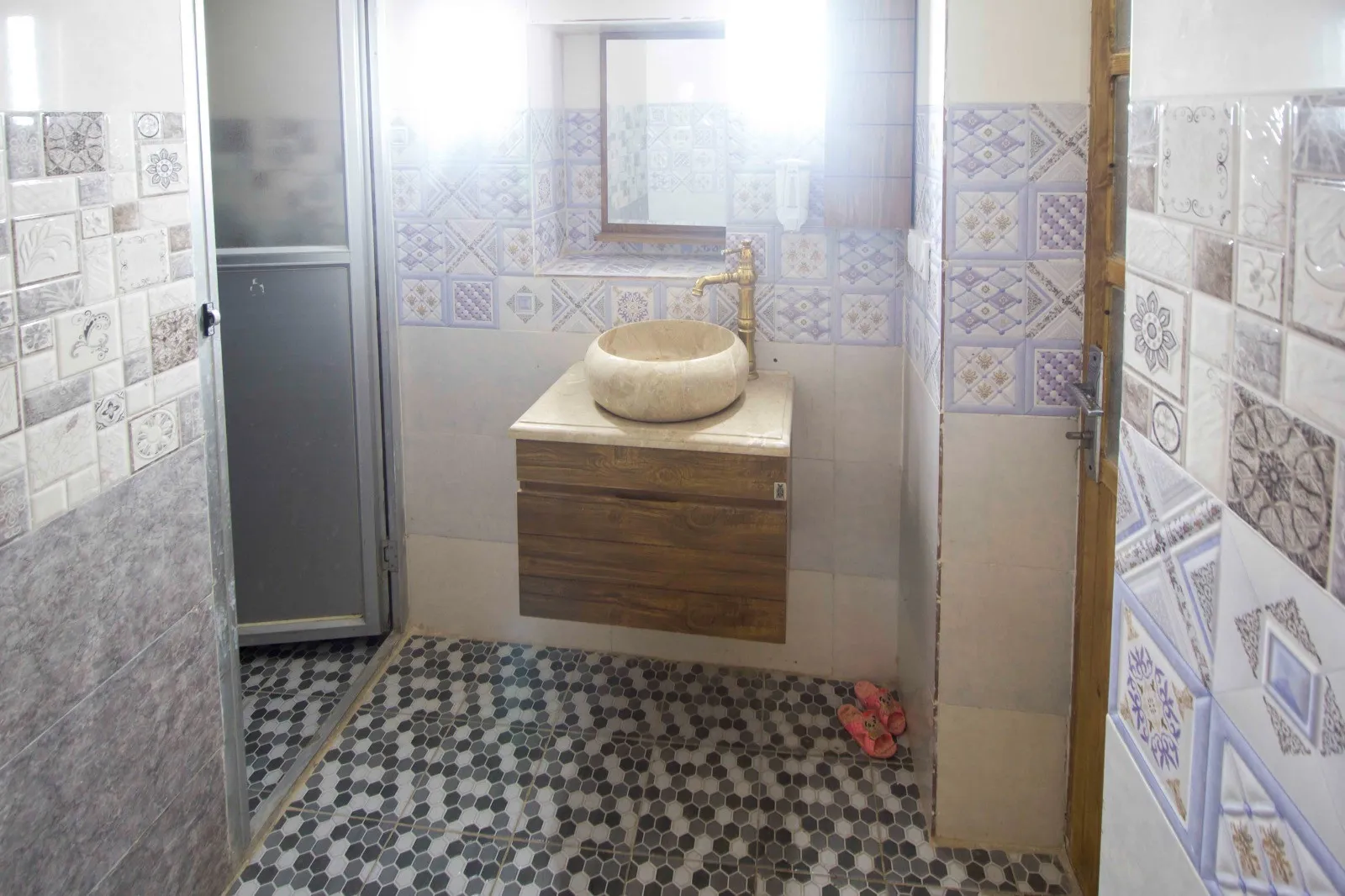 روشویی سنگی در سرویس بهداشتی سرای امیر بیک
