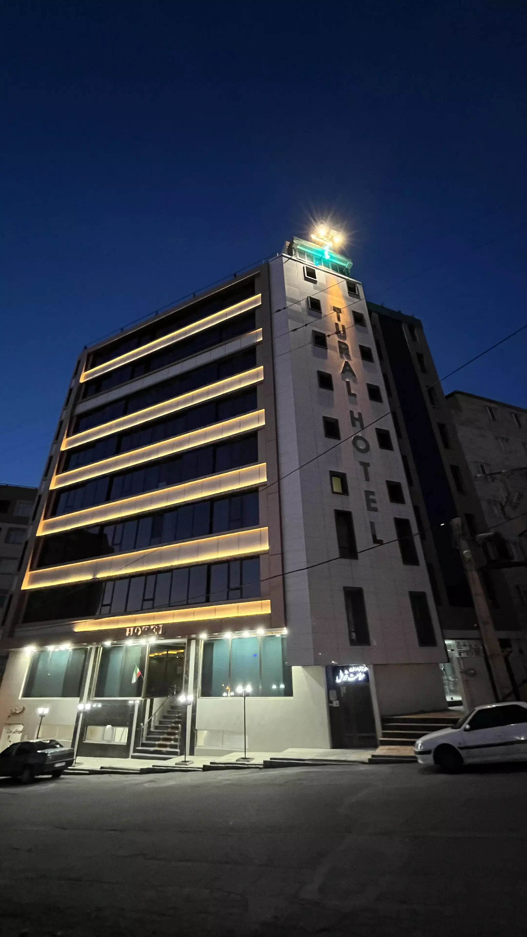 نمای شبانه ساختمان هتل تورال با نورپردازی نما