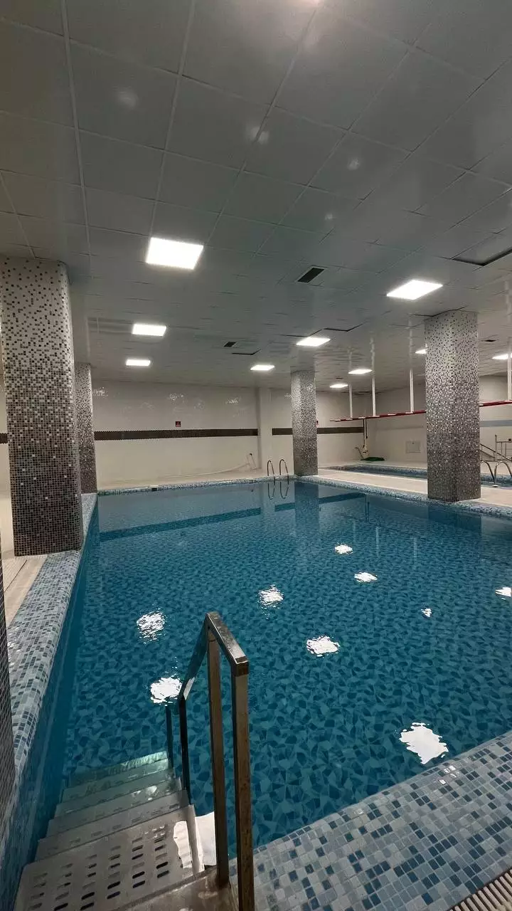 استخر سرپوشیده هتل تورال با کاشی‌های آبی