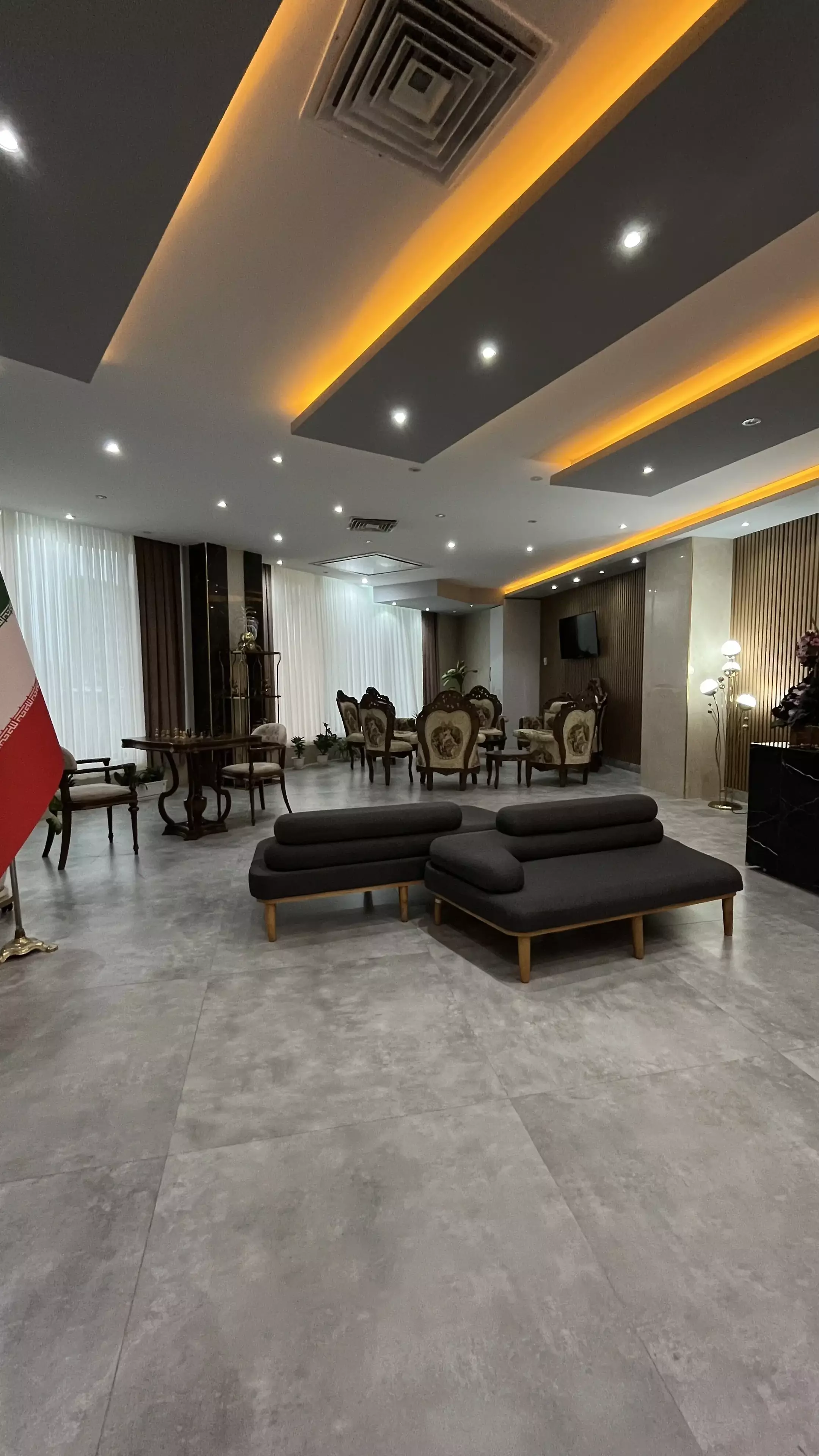 لابی هتل تورال با مبلمان و نورپردازی سقفی