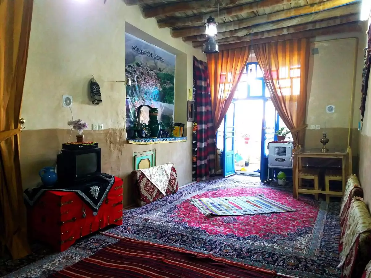 اتاق سنتی ترلان با فرش‌های رنگارنگ
