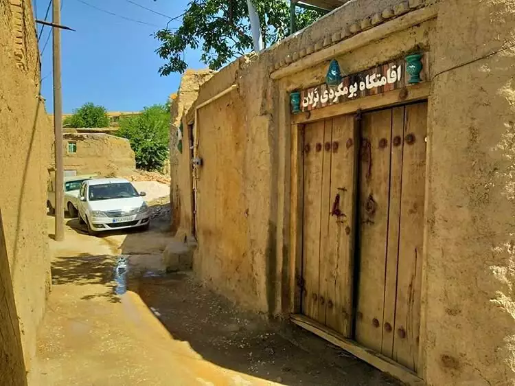 در چوبی اقامتگاه ترلان در کوچه روستایی