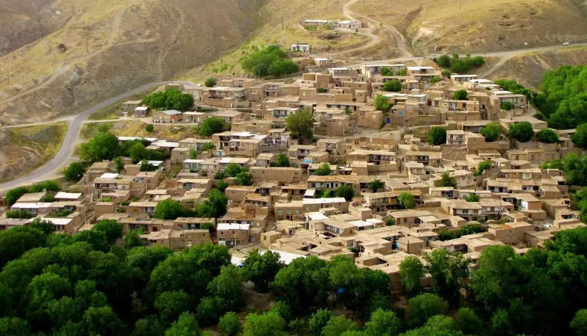 نمای روستای پلکانی ترلان میان کوه‌های خشک