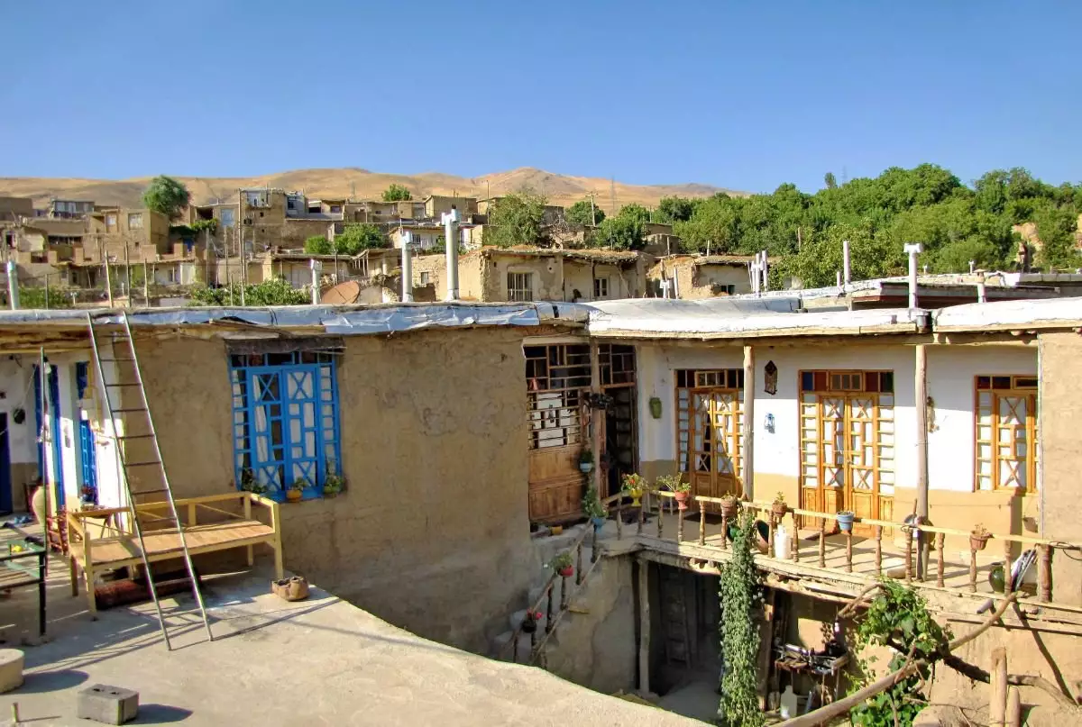 نمای بیرونی اقامتگاه سنتی ترلان در روستایی کوهپایه‌ای