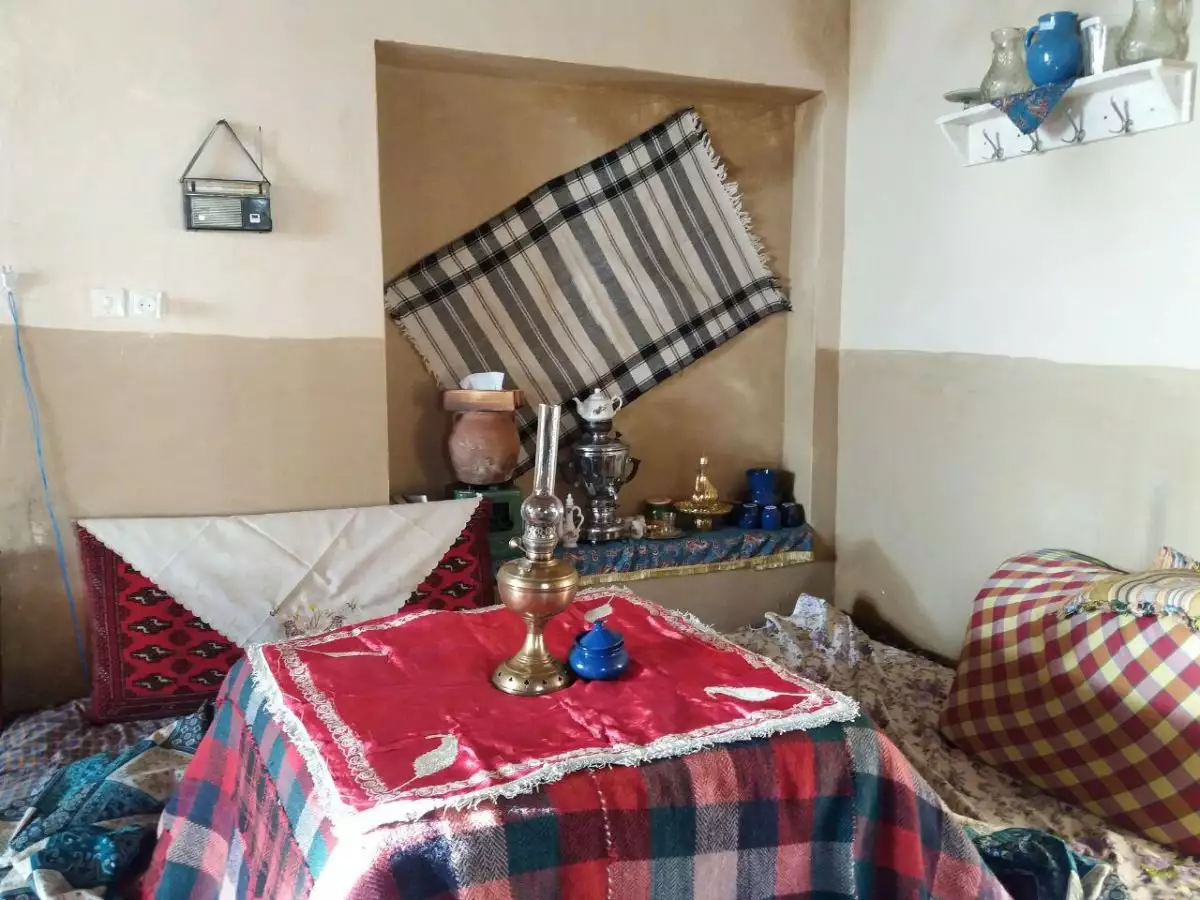 چیدمان سنتی اتاق اقامتگاه ترلان با سماور و فرش