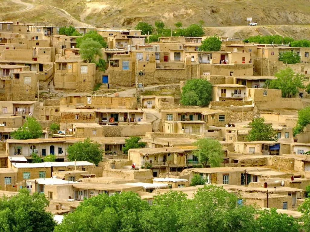 نمای روستای پلکانی در میان کوهستان