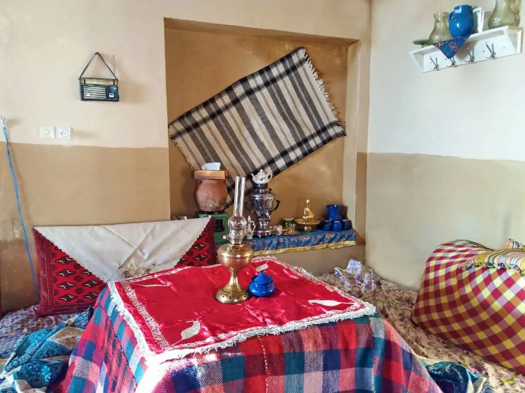 چیدمان سنتی اتاق ترلان با پارچه‌های چهارخانه