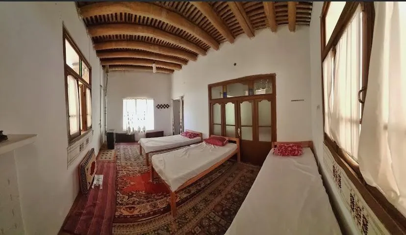 اتاق خانه جواهری بوئین میاندشت با سه تخت و سقف تیرچوبی