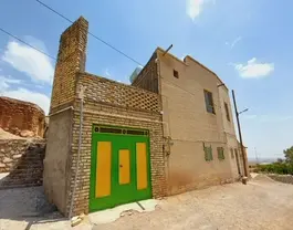 نمای بیرونی خانه خشتی علی کدخدا با در سبز