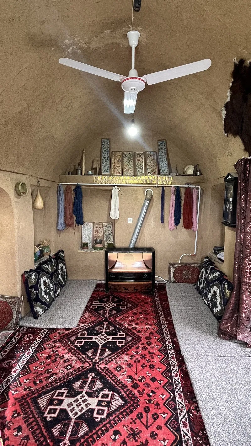 اتاق نشیمن سنتی با قالی قرمز در خانه علی کدخدا