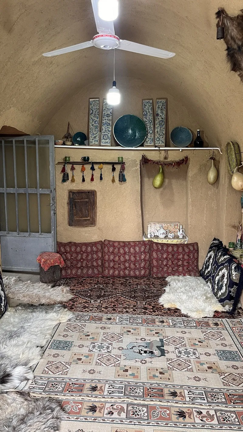 اتاق سنتی با طاق گنبدی و قالی‌های ایرانی در خانه علی کدخدا