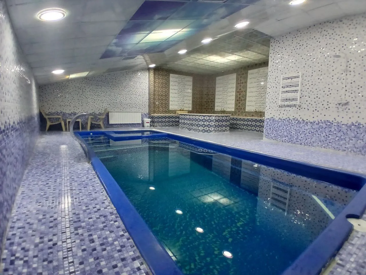 استخر سرپوشیده هتل دیلان دیلان با کاشیکاری آبی