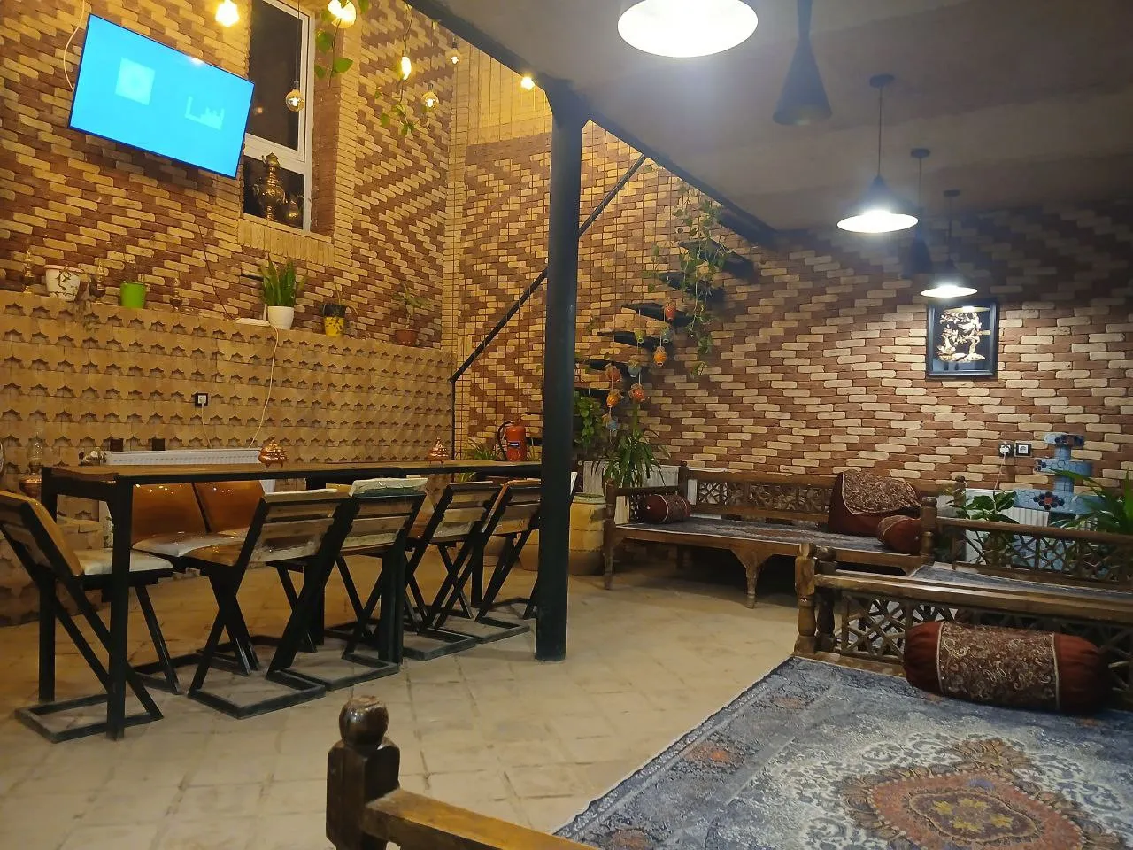 سالن نشیمن هتل دیلان دیلان با میز و تختهای سنتی