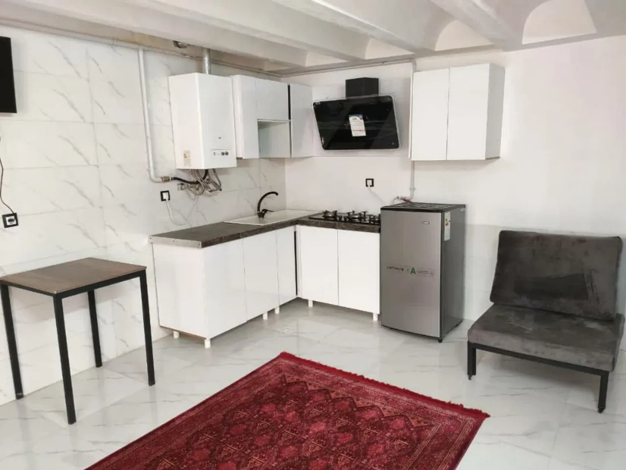 آشپزخانه سفید با اجاق و یخچال در دیلان دیلان