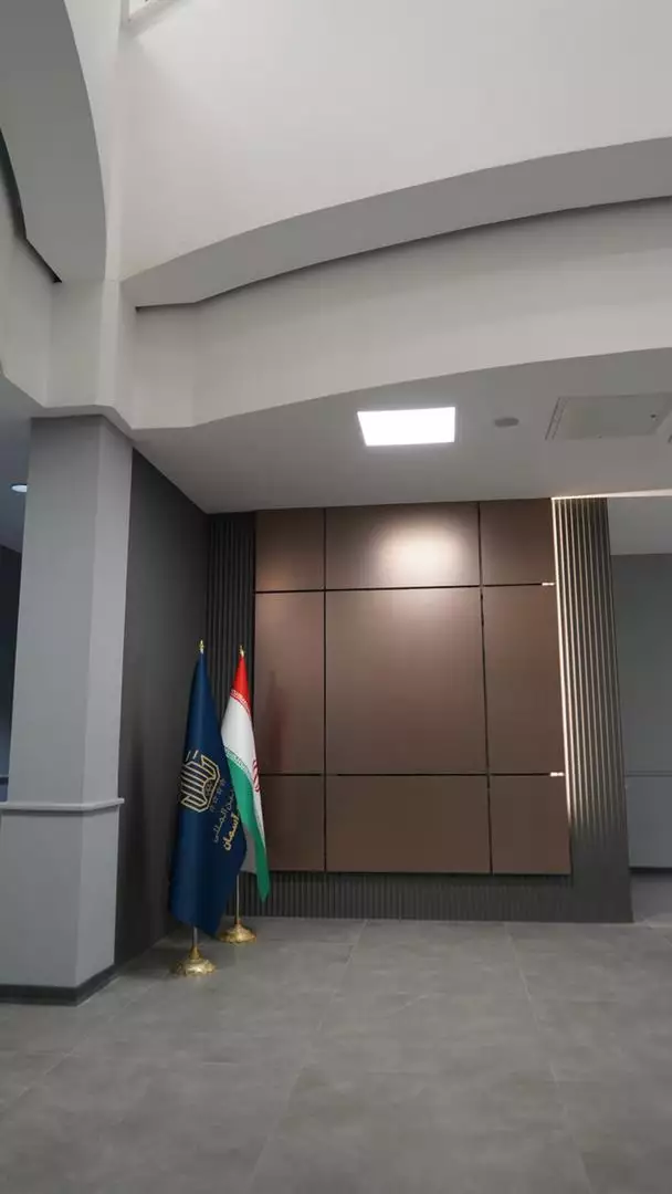 دیوار پنل‌بندی‌شده و دو پرچم در المپیک آسمان