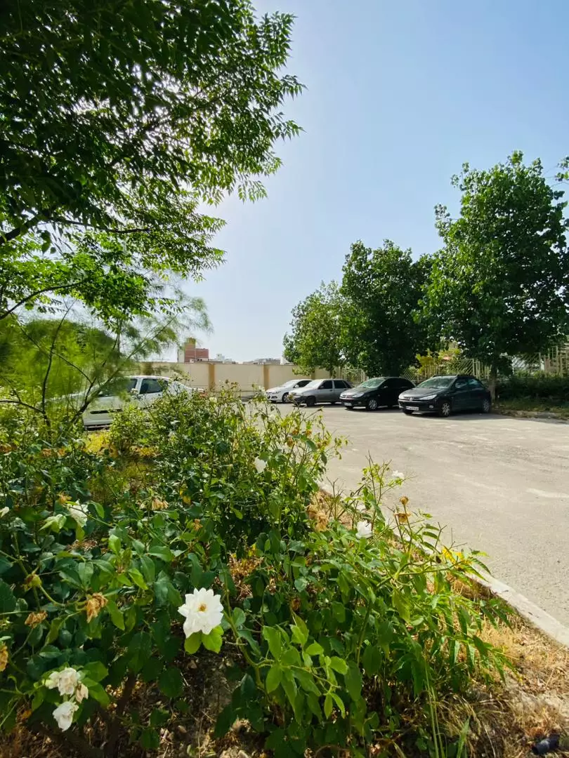 پارکینگ هتل المپیک آسمان در کنار باغچه گل‌دار