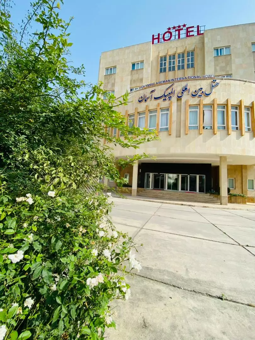 نمای ورودی هتل المپیک آسمان با نمای سنگی و پنجره‌های بلند