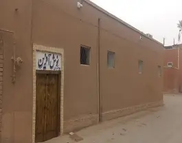 نمای بیرونی اقامتگاه نوش آفرین با در چوبی